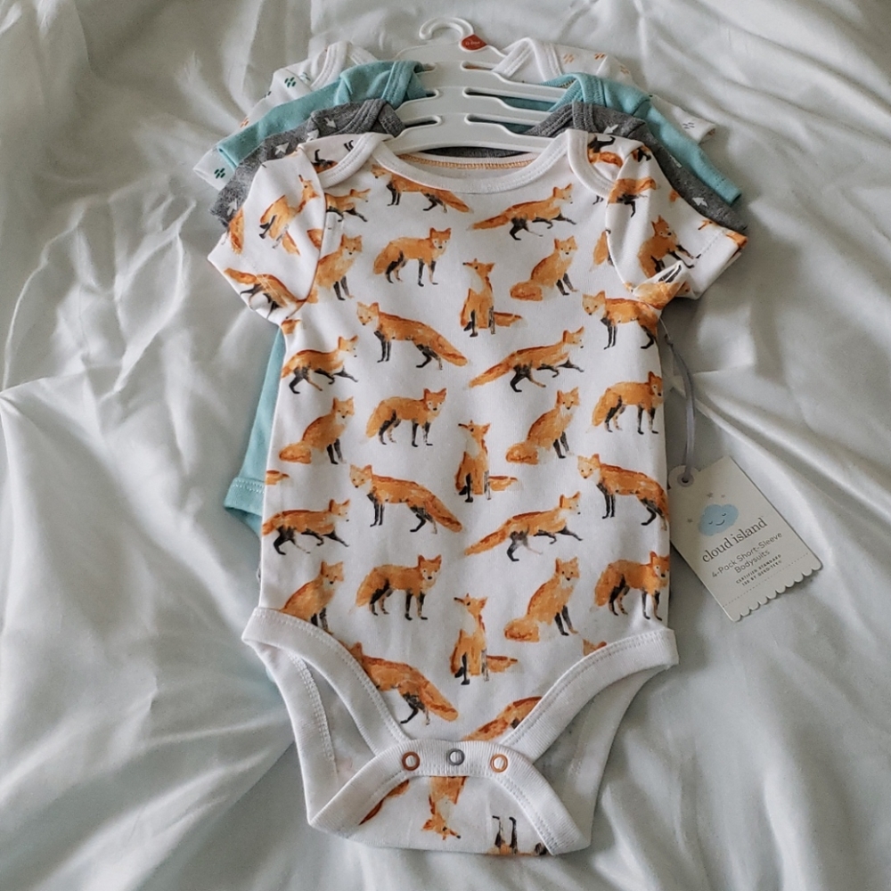 NWT Lot of 4 unisex woodland onesies sz 6-9 months